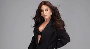 Eğitim hayatına İstanbul’da başlayan sanatçı, ortaokul yıllarında Türk Musikisi Devlet Konservatuvarı’nda çello eğitimi aldı. 11 yıl süren bu eğitim, onun müzikal altyapısını güçlü bir şekilde oluşturdu. Klasik müzik eğitimi almış olması, ilerleyen yıllarda ses kontrolü ve yorum gücüne büyük katkı sağladı.