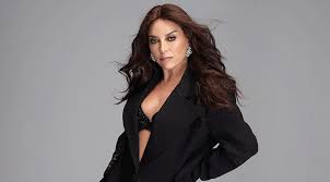 Eğitim hayatına İstanbul’da başlayan sanatçı, ortaokul yıllarında Türk Musikisi Devlet Konservatuvarı’nda çello eğitimi aldı. 11 yıl süren bu eğitim, onun müzikal altyapısını güçlü bir şekilde oluşturdu. Klasik müzik eğitimi almış olması, ilerleyen yıllarda ses kontrolü ve yorum gücüne büyük katkı sağladı.