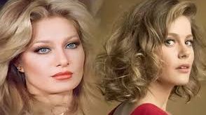 Genç yaşta katıldığı bir yarışmada Münir Nurettin Selçuk’un bir eserini seslendiren Emel Sayın, bu performansıyla “Ses Kraliçesi” seçilmiştir. Bu unvan, onun müzik kariyerinde önemli bir dönüm noktası olmuştur.