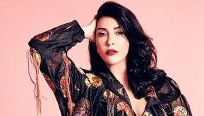 Hande Yener’in müzik kariyerindeki en önemli dönüm noktalarından biri, Sezen Aksu ile tanışmasıdır. Yener, uzun süre Aksu’ya ulaşmaya çalıştı ve sonunda Hülya Avşar aracılığıyla onunla tanışma fırsatı buldu.