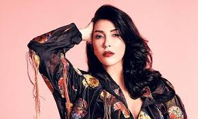 Hande Yener’in müzik kariyerindeki en önemli dönüm noktalarından biri, Sezen Aksu ile tanışmasıdır. Yener, uzun süre Aksu’ya ulaşmaya çalıştı ve sonunda Hülya Avşar aracılığıyla onunla tanışma fırsatı buldu.