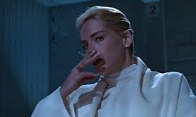 Temel İçgüdü, 1990’lı yılların başında Hollywood’un değişen estetik anlayışını temsil eden filmlerden biridir. Soğuk Savaş sonrası dönemde suç, arzu ve psikolojik çözülme temaları sinemada daha görünür hale gelmişti.