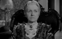 Gladys Cooper, küçük yaşlardan itibaren sahne sanatlarına ilgi duymuştur. Viktorya dönemi İngiltere’sinin kültürel atmosferinde yetişen Cooper, genç yaşta tiyatroya yönelmiştir.