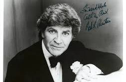 Gençlik yıllarında oyunculuk eğitimi alarak sahne dünyasına adım atan Preston, kısa sürede tiyatro topluluklarında yer almaya başlamıştır. Sahne üzerindeki doğal karizması ve güçlü sesi, onun dikkat çekmesini sağlamıştır.