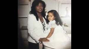 Carolyn Dennis, güçlü vokali, profesyonel sahne disiplini ve uzun yıllara yayılan müzik kariyeriyle tanınan Amerikalı bir şarkıcıdır. Kamuoyunda çoğu zaman Bob Dylan ile yaptığı evlilik nedeniyle gündeme gelse de Carolyn Dennis, bundan çok daha fazlasını temsil eder.