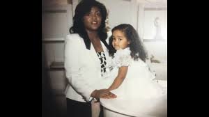 Carolyn Dennis, güçlü vokali, profesyonel sahne disiplini ve uzun yıllara yayılan müzik kariyeriyle tanınan Amerikalı bir şarkıcıdır. Kamuoyunda çoğu zaman Bob Dylan ile yaptığı evlilik nedeniyle gündeme gelse de Carolyn Dennis, bundan çok daha fazlasını temsil eder.