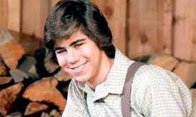 Patrick Labyorteaux’nun hayat hikâyesi, Hollywood’daki birçok klasik başarı öyküsünden farklı ve ilham vericidir. Zor bir çocukluk dönemi geçirdiği, sağlık sorunları yaşadığı ve ardından evlat edinildiği bilinmektedir. Daha sonra sevgi dolu bir aile ortamında büyüyerek sanat dünyasına adım atmıştır.