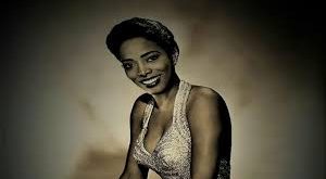 San Francisco’daki ünlü Purple Onion kulübünde sahne almaya başlamış, burada profesyonel müzik dünyasının dikkatini çekmiştir. Kulüp performansları, onun yalnızca iyi bir ses değil aynı zamanda güçlü bir sahne sanatçısı olduğunu göstermiştir.