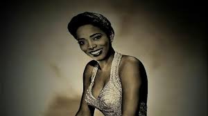 San Francisco’daki ünlü Purple Onion kulübünde sahne almaya başlamış, burada profesyonel müzik dünyasının dikkatini çekmiştir. Kulüp performansları, onun yalnızca iyi bir ses değil aynı zamanda güçlü bir sahne sanatçısı olduğunu göstermiştir.