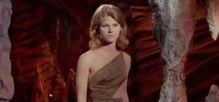 Mariette Hartley, 21 Haziran 1940 tarihinde Weston, Connecticut, ABD’de doğmuştur. Asıl adı Mary Loretta Hartley olan sanatçı, genç yaşlardan itibaren sahne sanatlarına ilgi duymuştur. Ailesinin sanatla doğrudan bir bağlantısı olmasa da Hartley, tiyatro ve oyunculuğa olan ilgisini erken yaşta keşfetmiştir.