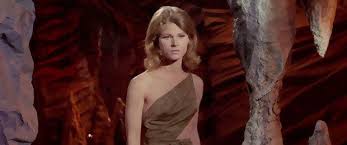 Mariette Hartley, 21 Haziran 1940 tarihinde Weston, Connecticut, ABD’de doğmuştur. Asıl adı Mary Loretta Hartley olan sanatçı, genç yaşlardan itibaren sahne sanatlarına ilgi duymuştur. Ailesinin sanatla doğrudan bir bağlantısı olmasa da Hartley, tiyatro ve oyunculuğa olan ilgisini erken yaşta keşfetmiştir.