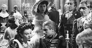 Film, Emma Hamilton ile Amiral Horatio Nelson arasında yaşanan tutkulu ilişkiyi merkezine alırken, Napolyon Savaşları dönemindeki İngiltere’nin siyasal atmosferini de yansıtır. Bu yönüyle That Hamilton Woman, hem romantik hem de tarihî boyutları güçlü olan özel bir klasik olarak kabul edilir.