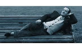 yaşam öyküsü, yalnızca bir ünlünün babası olmakla sınırlı değildir. Alfred Lennon’un hayatı; Liverpool’un işçi sınıfı mahallelerinden denizlere uzanan bir macera, aile bağlarıyla çatışan bir özgürlük arayışı ve zaman zaman dramatik kararlarla şekillenmiş sıra dışı bir hikâyedir.