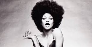 Betty Davis, 1970’li yılların funk ve soul müzik sahnesinde devrim yaratan, cesur sahne duruşu ve sınırları zorlayan tarzıyla dikkat çeken Amerikalı şarkıcı, söz yazarı ve modeldir. Döneminin çok ötesinde bir sanat anlayışına sahip olan Davis, özellikle kadın sanatçıların özgürlük, cinsellik ve bireysellik temalarını açıkça ifade etmesinde öncü bir rol oynamıştır.