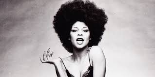 Betty Davis, 1970’li yılların funk ve soul müzik sahnesinde devrim yaratan, cesur sahne duruşu ve sınırları zorlayan tarzıyla dikkat çeken Amerikalı şarkıcı, söz yazarı ve modeldir. Döneminin çok ötesinde bir sanat anlayışına sahip olan Davis, özellikle kadın sanatçıların özgürlük, cinsellik ve bireysellik temalarını açıkça ifade etmesinde öncü bir rol oynamıştır.