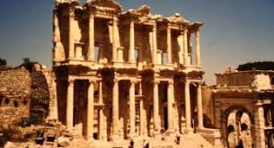 Ptolemaios Hanedanı, Büyük İskender’in ölümünden sonra Mısır’da kurulan ve yaklaşık üç yüzyıl boyunca hüküm süren Helenistik dönem kraliyet ailesidir. Antik dünyanın en güçlü ve etkili hanedanlarından biri olan bu yönetim, Mısır’ın siyasi, kültürel ve ekonomik yapısını kökten değiştirmiştir.