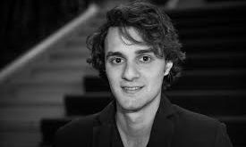 Giorgio Cantarini, çok genç yaşta uluslararası sinema dünyasında tanınmış İtalyan bir oyuncudur. Çocuk yaşta sergilediği doğal performansla büyük yönetmenlerin dikkatini çekmiş ve Hollywood dâhil olmak üzere küresel ölçekte önemli projelerde yer almıştır.