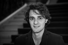 Giorgio Cantarini, çok genç yaşta uluslararası sinema dünyasında tanınmış İtalyan bir oyuncudur. Çocuk yaşta sergilediği doğal performansla büyük yönetmenlerin dikkatini çekmiş ve Hollywood dâhil olmak üzere küresel ölçekte önemli projelerde yer almıştır.