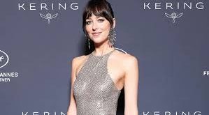 Romantik dramlardan bağımsız filmlere, psikolojik gerilimlerden büyük stüdyo yapımlarına kadar geniş bir yelpazede rol alan Johnson, modern dönemin çok yönlü oyuncuları arasında gösterilmektedir.