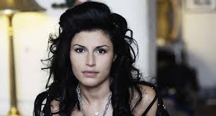 İtalyan pop müziğinin güçlü ve kendine özgü seslerinden biri olan Giusy Ferreri, özellikle 2000’li yılların sonundan itibaren Avrupa müzik sahnesinde dikkat çeken bir şarkıcı-söz yazarıdır. Kendine has kısık ve tınısı kolayca ayırt edilen vokali, duygusal yorum gücü ve hit şarkılarıyla geniş bir dinleyici kitlesine ulaşmıştır.