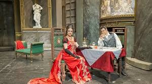 Tosca’nın gerçek adı Tiziana Donati’dir. Sanatçı, 29 Ağustos 1967 tarihinde İtalya’nın başkenti Roma’da dünyaya gelmiştir. Müzikle erken yaşlarda tanışan Donati, çocukluk döneminden itibaren sahne sanatlarına ilgi duymuş ve özellikle şarkı söyleme konusunda yetenek göstermiştir.