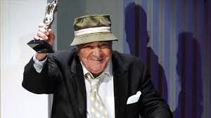 Erol Günaydın’ın sahneye ilk çıkışı, İsmail Hakkı Baltacıoğlu’nun “Andaval Palas” adlı oyununda canlandırdığı hırsız rolüyle gerçekleşti. Bu rol, onun oyunculuk yeteneğini erken yaşta ortaya koymasını sağladı.