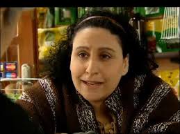 Şeyla Halis, sanatla iç içe bir eğitim sürecinden geçerek kariyerinin temellerini sağlam bir şekilde atmıştır. İlk olarak Mimar Sinan Üniversitesi Devlet Konservatuvarı Piyano Bölümü’nde eğitim alması, onun sanat hayatına müzik üzerinden giriş yaptığını göstermektedir. Bu eğitim, oyunculuğuna ritim, duygu ve sahne disiplini açısından önemli katkılar sağlamıştır.