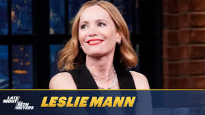 Leslie Mann, doğal oyunculuğu, güçlü ekran enerjisi ve özellikle aile-komedi türündeki başarılı performanslarıyla tanınan önemli bir isimdir. Uzun yıllardır sinema dünyasında aktif olan Mann, hem bağımsız filmlerde hem de büyük stüdyo yapımlarında yer alarak geniş bir hayran kitlesi edinmiştir.