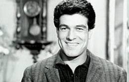 Eğitim hayatına Deniz Koleji’nde başlayan Günay, daha sonra Haydarpaşa Lisesi’nden mezun oldu. Bu okulda, ileride Türk eğlence dünyasının önemli isimlerinden biri olacak Seyfi Dursunoğlu ile aynı sınıfta okuması, sanatla çevrili bir sosyal ortamda yetiştiğinin göstergesidir.