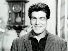 Eğitim hayatına Deniz Koleji’nde başlayan Günay, daha sonra Haydarpaşa Lisesi’nden mezun oldu. Bu okulda, ileride Türk eğlence dünyasının önemli isimlerinden biri olacak Seyfi Dursunoğlu ile aynı sınıfta okuması, sanatla çevrili bir sosyal ortamda yetiştiğinin göstergesidir.