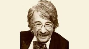 Altan Erbulak, asker bir babanın çocuğu olarak Anadolu’nun farklı şehirlerinde eğitim görmüştür. Bu durum, onun gözlem gücünü geliştirmiş ve ilerideki sanat hayatına önemli katkı sağlamıştır.