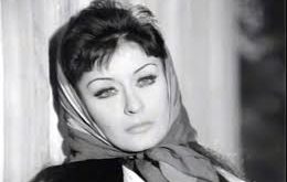 1956 yılında “Sevda Sahilleri” filmi ile sinemaya giriş yapan Ayda, henüz çok genç yaşta kamera karşısına geçerek dikkat çekmiştir. Bu erken başlangıç, onun sinema dünyasında hızlı bir şekilde yer edinmesini sağlamıştır.