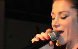 Türk pop müziğinin 1990’lı yıllarda geçirdiği dönüşüm sürecinde dikkat çeken isimlerden biri olan Mine Çağlıyan, özellikle Ajlan Büyükburç ile kurduğu “Ajlan-Mine” ikilisi sayesinde geniş kitleler tarafından tanınmıştır.