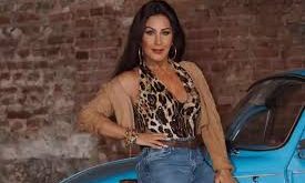 Türk pop müziğinin en güçlü kadın vokallerinden biri olan Nükhet Duru, 1970’li ve 1980’li yıllarda yakaladığı büyük başarıyla müzik tarihine adını altın harflerle yazdırmıştır. Sahnedeki enerjisi, etkileyici sesi ve çok yönlü sanatçı kimliğiyle hem müzik hem de tiyatro dünyasında önemli bir yer edinmiştir.