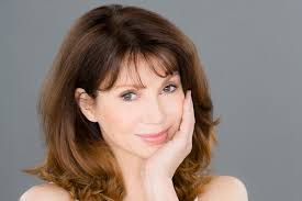 Victoria Principal, 3 Ocak 1950 tarihinde Japonya’nın Fukuoka kentinde dünyaya gelmiştir. Babası Amerikan Hava Kuvvetleri’nde görevli bir asker olduğu için çocukluk yıllarını farklı ülkelerde geçirmiştir. Bu durum, onun farklı kültürleri tanımasına ve geniş bir bakış açısı geliştirmesine yardımcı olmuştur.
