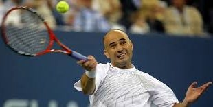 Tenis tarihinin en karizmatik, en tartışmalı ve aynı zamanda en başarılı isimlerinden biri olan Andre Agassi, yalnızca kazandığı kupalarla değil, spor dünyasına getirdiği farklı bakış açısıyla da unutulmazlar arasına girmiştir.