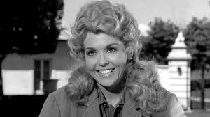 Donna Douglas’ın eğlence dünyasına girişi modellikle oldu. New York’a taşındıktan sonra birçok reklam ve fotoğraf çekiminde yer aldı. Bu süreçte dikkat çekerek televizyon ve sinema projeleri için teklifler almaya başladı.