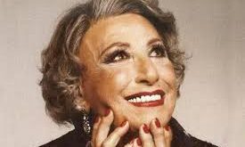 Henüz çocuk yaşlarda dikkat çeken güçlü sesi, çevresindekilerin ilgisini çekmiş ve müzik eğitimine yönlendirilmesine neden olmuştur. Maddi imkânsızlıklar içinde büyümesine rağmen, müziğe olan yeteneği onu kısa sürede farklı bir konuma taşımıştır.