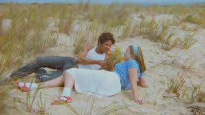 Alice karakteri, sinema tarihinde alışılmış ergen karakterlerden oldukça farklıdır. Onun dünyası yalnızca dış gerçeklikten ibaret değildir; aksine yoğun bir iç monolog ve hayal gücüyle şekillenir.