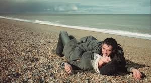 9 Şarkı, klasik bir dramatik yapıdan ziyade, parçalı ve anı temelli bir anlatım tercih eder. Film, bir erkeğin geçmişte yaşadığı ilişkiyi hatırlaması üzerine kuruludur. Bu yapı, izleyiciyi olayların kronolojik akışından çok, duygusal etkisine odaklanmaya yönlendirir.