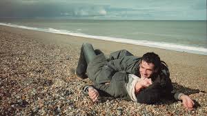 9 Şarkı, klasik bir dramatik yapıdan ziyade, parçalı ve anı temelli bir anlatım tercih eder. Film, bir erkeğin geçmişte yaşadığı ilişkiyi hatırlaması üzerine kuruludur. Bu yapı, izleyiciyi olayların kronolojik akışından çok, duygusal etkisine odaklanmaya yönlendirir.