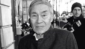 Burt Kwouk, 18 Temmuz 1930 tarihinde İngiltere’nin Warrington kentinde doğmuştur. Aslen Çin kökenli bir aileden gelen Kwouk, küçük yaşlarda İngiltere’de büyümüştür.