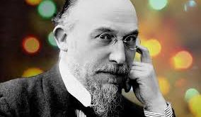 Genç yaşta Paris’e taşınan Satie, burada Paris Conservatoire’nda eğitim görmüştür. Ancak akademik disipline uyum sağlamakta zorlanan sanatçı, geleneksel müzik eğitiminin katı kurallarına karşı mesafeli bir tutum geliştirmiştir.