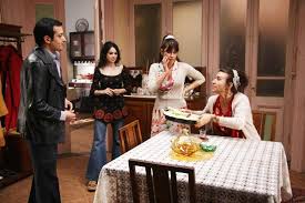 “O... Çocukları”, yetişkinlerin dünyasında sıkışıp kalmış çocukların hikâyesini merkezine alır. Film, farklı karakterlerin hayatlarının kesiştiği bir ortamda, özellikle çocukların maruz kaldığı zorlukları ve onların bu gerçeklik karşısındaki kırılganlığını anlatır.