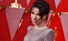 İngiliz sinemasının son yıllarda yetiştirdiği en güçlü oyunculardan biri olarak kabul edilen Sally Hawkins, doğal oyunculuğu, etkileyici mimikleri ve karakterlerine kattığı içtenlik ile dünya çapında saygı gören bir isimdir.