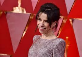 İngiliz sinemasının son yıllarda yetiştirdiği en güçlü oyunculardan biri olarak kabul edilen Sally Hawkins, doğal oyunculuğu, etkileyici mimikleri ve karakterlerine kattığı içtenlik ile dünya çapında saygı gören bir isimdir.