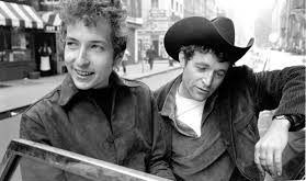 Ramblin' Jack Elliott, Amerikan folk müziğinin en özgün ve etkili isimlerinden biri olarak kabul edilen, geleneksel halk müziği geleneğini canlı tutan efsanevi bir şarkıcı ve söz yazarıdır.