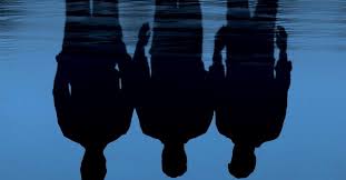 Film, çocukluk yıllarında yaşanan karanlık bir olayın, üç arkadaşın tüm hayatını nasıl etkilediğini anlatır. Aynı mahallede büyüyen üç çocuk, bir gün yaşadıkları travmatik olay sonrası farklı yönlere savrulur. Yıllar geçer, herkes kendi hayatını kurar; ancak geçmiş hiçbir zaman gerçekten geride kalmaz.