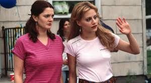 Beverly Donofrio’nun aynı adlı otobiyografik eserinden uyarlanan film, genç yaşta anne olan bir kadının eğitim, aile, aşk ve kimlik arayışı arasında geçen yıllarını merkezine alır. 1960’lardan 1980’lere uzanan anlatısıyla Hayatımdaki Erkekler, yalnızca bir büyüme hikâyesi değil; aynı zamanda kadın olmanın, anne olmanın ve hayallerinden vazgeçmemenin güçlü bir portresidir.