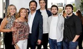 Sahnedeki stand-up performanslarından büyük televizyon projelerine, animasyon filmlerden prestijli sinema yapımlarına kadar geniş bir kariyere sahip olan Ray Romano, doğal oyunculuğu ve samimi mizah anlayışıyla dikkat çeker.